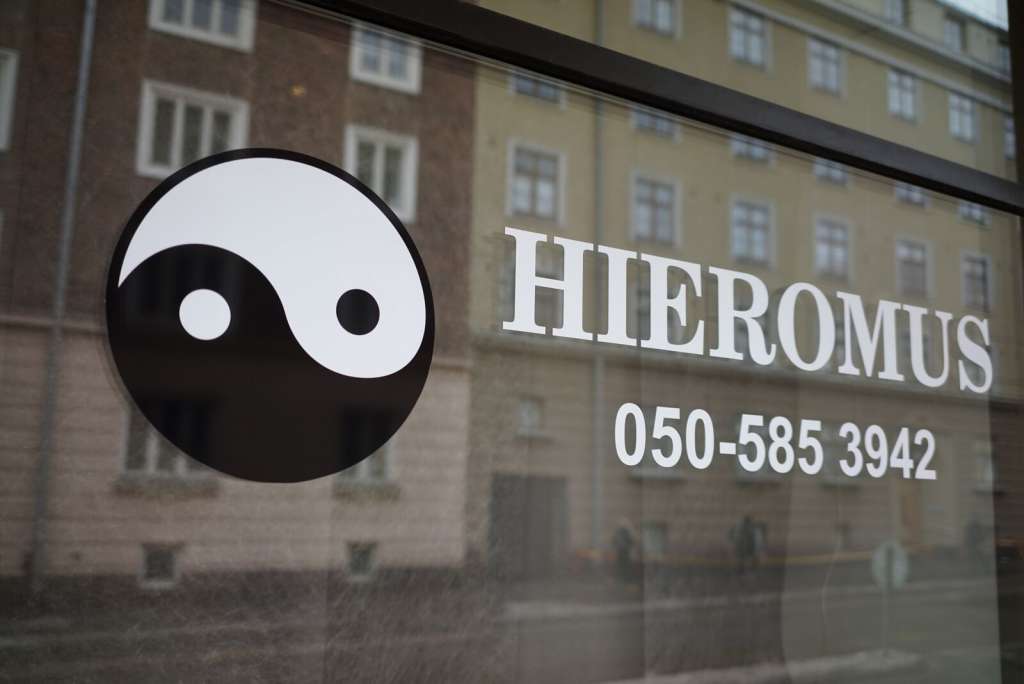 Hieromus logo ikkunassa